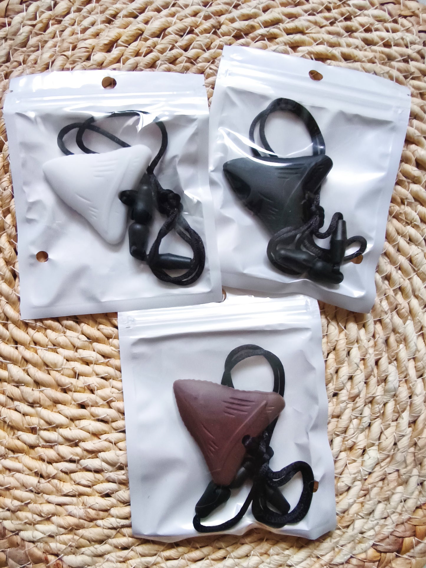 Collier à mâcher dent de requin