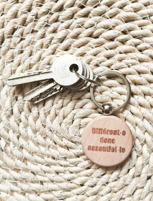 Porte clé en bois Neurabulle "Différent.e donc essentiel.le"