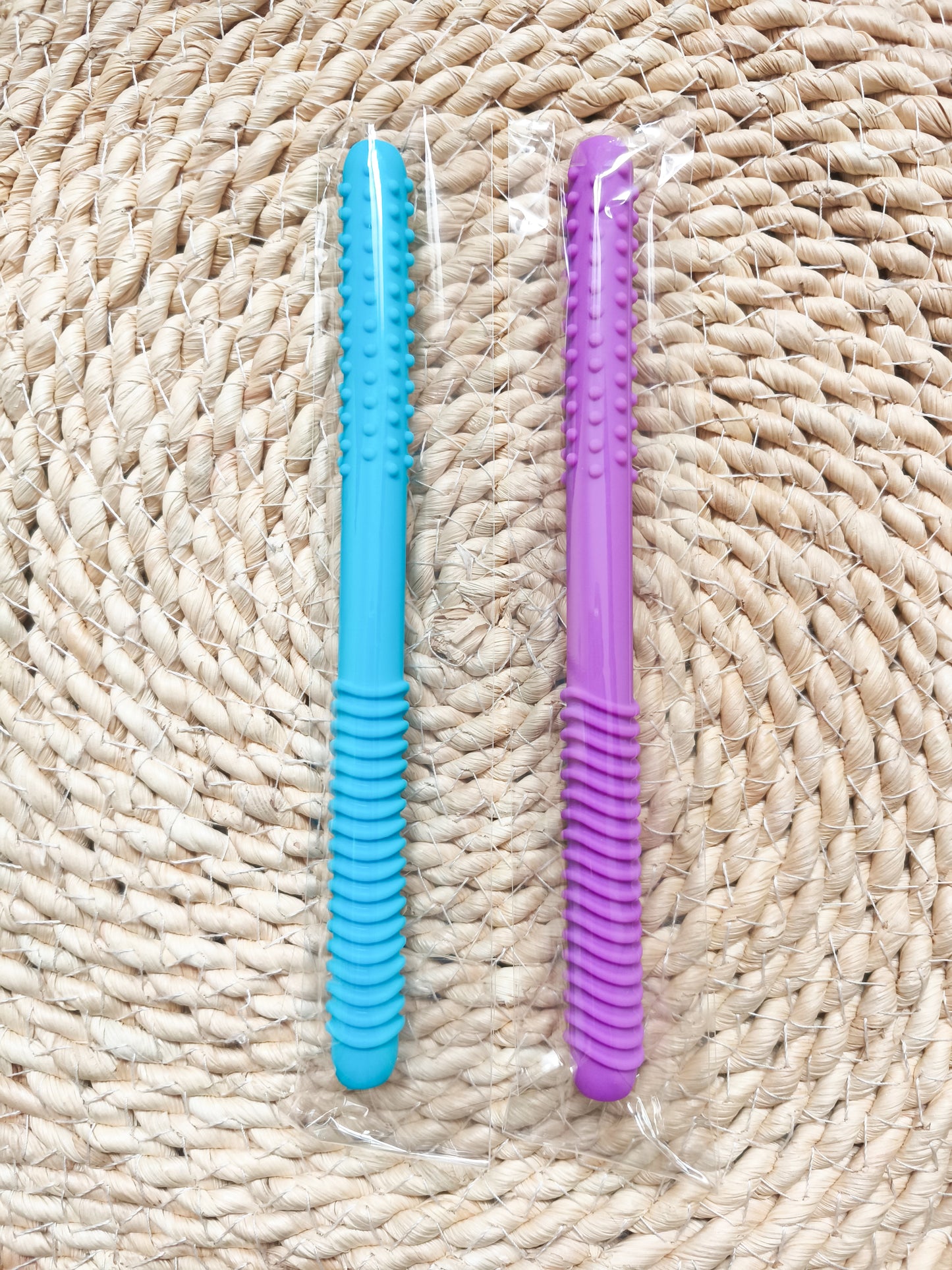 Tube à mâcher double texture